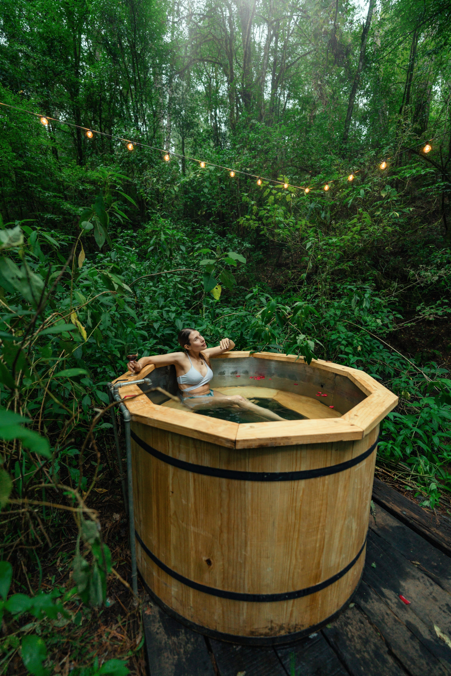 Sumérgete en el Lujo Natural: Cabañas con jacuzzi y cine bajo las estrellas