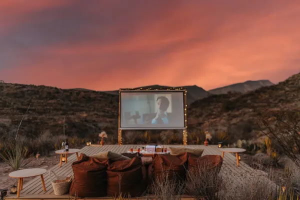 Cine al aire libre en una terraza de madera en la sierra de Arteaga