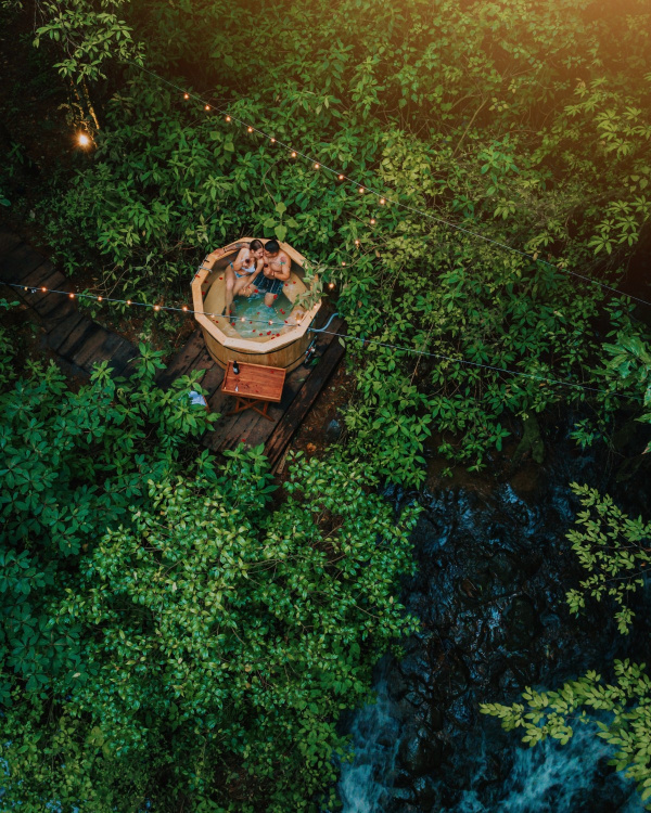 Sumérgete en el Lujo Natural: Cabañas con jacuzzi y cine bajo las estrellas