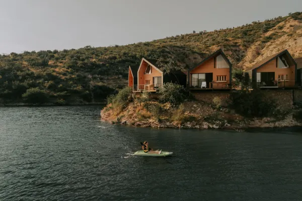Dos kayaks al atardecer en la presa Zimapán, Wander Dehe, Querétaro