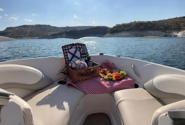 Picnic al atardecer en lancha