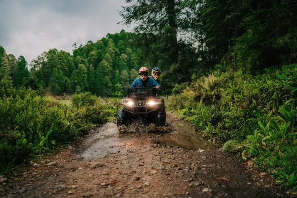 Pareja con casco en cuatrimoto por el bosque de Valle de Bravo